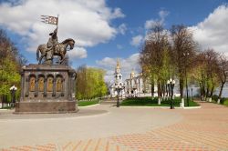 Piazza vicino Cattedrale Assunzione Vladimir Russia - © Olgysha / Shutterstock.com