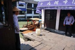 Piazzetta a Zhouzhuang il villaggio fluviale tipico della Cina orientale