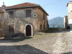 Una piazzetta con fondo a ciottoli nel cuore del borgo di Castelpetroso in Molise.