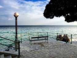 Dalla piazzetta sul mare di Opatija (it. Abbazia), Croazia, si ammira a perdita d'occhio l'azzurro dell'Adriatico - © Sinisa Botas / Shutterstock.com