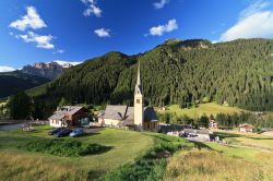 Piccola chiesa solitaria nei pressi di Alba di Canazei, la località turistica della Val di Fassam in Trentino-Alto Adige  - © Antonio S / Shutterstock.com