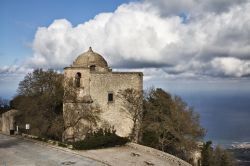 Erice, Trapani, Sicilia: la piccola chiesa ...