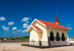 Piccola chiesa ai caraibi: la cappella di Alto Vista si trova sull' isola di Aruba - © Francois Gagnon / Shutterstock.com