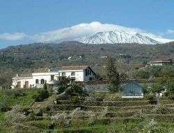 Il vulcano Etna domina il paesaggio intorno a Piedimonte Etneo, il villaggio della Sicilia che si trova a nord di Catania 