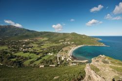 Pietracorbara, il borgo e la sua marina in Corsica. Siamo sul Cap Corse, la penisola del nord-est dell'isola