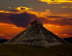 La famosa Piramide Maya di Chichen itza in Messico, vista al tramonto. Nei mesi estivi il tasso di umidità più elevato regala albe e tramonti indimenticabili su tutta la Penisola ...