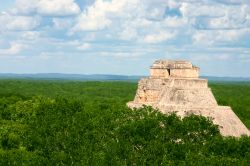 Una Piramide Maya a gradoni si erge solitaria a Uxmal, siamo nella penisola dello Yucatan in Messico - © Alex Garaev / Shutterstock.com