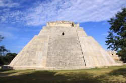 La Piramide dell'Indovino si trova ad Uxmal: siamo nella penisola dello Yucatan in Messico - © Cyril PAPOT / Shutterstock.com