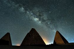 Le magnifiche Piramidi del Gebel Barkal danno spetacolo alla notte,  con la Via Lattea fotografata, che si staglia sul cielo di Karima, in Sudan