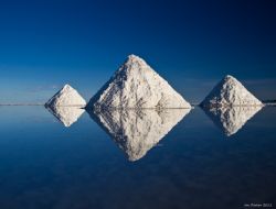 Piramidi di sale e riflessi sulle acque nel Salar de Uyuni  in Bolivia - © Ian Parker / Evanescent Light Photography  qui per ordinare una stampa: buy photo