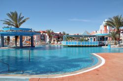 Piscina tipica degli  Hotel di Djerba, la nota località turistica del sud della Tunisia - © Jakez / Shutterstock.com