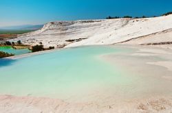 Piscina Naturale tra le sorgenti termali del "Castello di Cotone" a Pamukkale, le famose cascate di travertino della Turchia - © eleana / Shutterstock.com