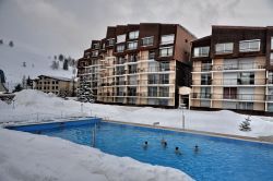 In piscina alle Les Deux Alpes. Il bagno nelle acque calde a più di 30 °C è gratis per chi possiede uno skipass. Nel momento di questa foto la temperatura dell'aria toccava ...