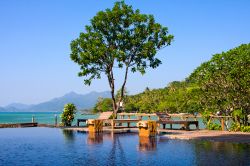 Piscina di un hotel a Koh Si Chang, a fianco del magico mare della Thailandia - © OlegD / Shutterstock.com