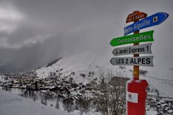 Cartelli di direzione su di una pista alle Deux Alpes in Francia