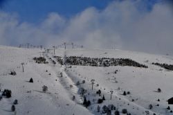 Piste e impianti della zona ovesta  Les Deux Alpes in Francia. Da questo versante si sale verso il ghiacciaio.