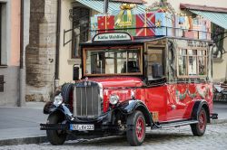 Auto del Kathe Wohlfahrt Store di Rothenburg, Germania  - Con i suoi colorati pacchi regalo sul portapacchi, questa caratteristica auto dalla livrea rosso fiammante accompagna alla scoperta ...