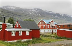 Il piccolo villaggio di Seydisfjordur si trova ...