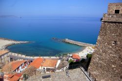 Pizzo Calabro: la spiaggia di fronte al castello 