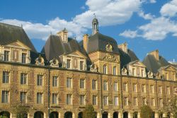 Particolare della grande piazza di Place Ducale, siamo nel centro di Charleville-Mezieres in Francia - © Franeck08 - CC BY-SA 4.0 -Wikimedia Commons.