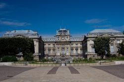 Place de la République e, sullo sfondo, la Prefettura di Lille, Francia. Una bella veduta di questa piazza situata appena fuori dal centro storico di Lille. A caratterizzarla è ...