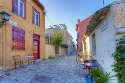 Il quartiere di Plaka ad Atene. Si tratta di una delle zone più caratteristiche e tradizionali della capitale della Grecia, con le vie strette ed acciottolate ricche di negozi e ristoranti. ...