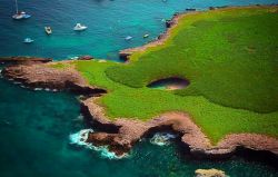 Anche dall'alto la spiaggia nascosta di Playa del Amor, ci appare in tutta la sua peculiare bellezza. Si è formata per una causa antropica, la detonazione di una carica di esplosivo, ...