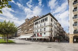 La Plaza del Castillo di Pamplona è il punto nevralgico della città della Navarra, nel nord della Spagna: qui i cittadini si incontrano nei giorni di festa, qui sono avvenuti importanti ...