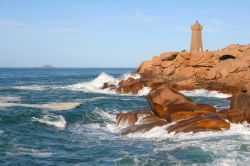 Ploumanac'h e il suo faro (Francia) - © alohaspirit / iStockphoto LP.