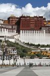 Polizia in ronda sotto all'enorme Palazzo Potala di Lhasa, uno dei simboli del Tibet in Cina - © Hung Chung Chih / Shutterstock.com 