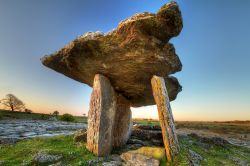 Il Dolmen di Polnabrone, nelle campagne di Burren in irlanda. Si stima che abbia una età di 5.000 anni circa - © Patryk Kosmider / Shutterstock.com