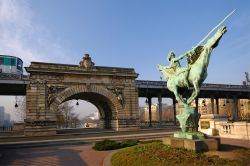 Ponte Bir-Hakeim a Parigi e la statua "La France renaissante" di Holger Wederkinch - © bensliman hassan / shutterstock.com