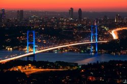 Ponte sul Bosforo, Istanbul uno dei due passaggi tra e Europa ed Asia che assicurano il collegamento tra Turchia Occidentale e penisola anatolica - © fulya atalay / Shutterstock.com