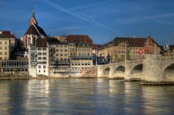 Foto panoramica del ponte Mittlere, Basilea - Costruito nel 1226, il Mittlere Brucke rappresenta uno dei passaggi più antichi sul fiume Reno fra il Lago di Costanza e il Mare del Nord. ...