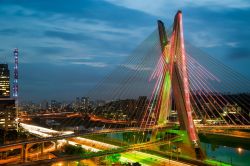 Il ponte Octavio Frias de Oliveira sul fiume Pinheiros a Sao Paulo in Brasile