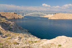 il Ponte di Pag (Paski o Pasiki most) che collega l'isola alla terraferma dalmata. E' quindi possibile giungere a Pago anche senza utilizzare uno dei traghetti che collega la Croazia ...