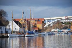 Ponte Risoy e scorcio della citta di Haugesund, Norvegia - Comune e città della contea di Rogaland in Norvegia, Haugesund venne fondata nel 1854 e fu grazie alla pesca dell'aringa ...