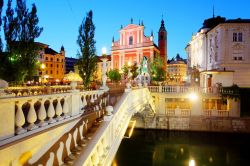 il Ponte Triplo di Lubiana, sullo sfondo la chiesa Francescana della capitale della Slovenia - © Tomas Sereda / Shutterstock.com