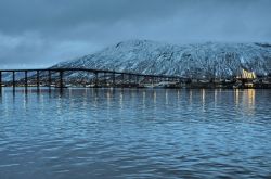 il famos Ponte di Tromso (Bruvegen) con la Cattedrale ...