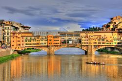 Ponte Vecchio a Firenze. E' uno dei simboli della città Toscana e che l'ha resa famosa nel mondo. Il fiume Arno veine attraversato con 3 grandi arcate. La prima versione in pietra ...