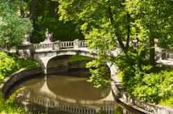 La reggia di Pavlovsk sorge nell'omonima città russa a una trentina di chilometri da San Pietroburgo. Nel parco circostante ci sono sentieri immersi nel verde, laghetti e ruscelli. ...