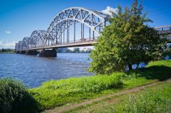 Il Ponte della ferrovia sul fiume Daugava a Riga. Il fiume della Lettonia sfocia pochi chilometri dopo nel Mar Baltico - © Anatolijs Laicans / Shutterstock.com