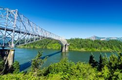 Il Ponte delle Cascate vicino a Portland, lungo il fiume Colombia che segna il confine con lo stato di Washington