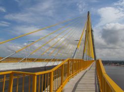 Passerella pedonale del ponte di Iranduba a Manaus, ...