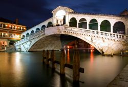 Il Ponte di Rialto a Venezia sul Canal Grande. ...