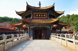 Il Ponte di pietra del Tempio Yuantong a Kunming. ...