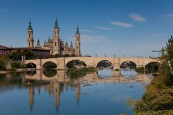 Il Puente de Piedra (Ponte di Pietra) di Saragozza, proprio davanti alla Cattedrale del Pilar, unisce le due sponde del fiume Ebro sin dal 1400. Parzialmente distrutto da un'alluvione nel ...