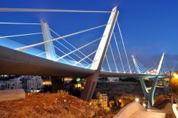 Un ponte moderno attraversa il centro di Amman, la capitale della Giordania - © Ahmad A Atwah / Shutterstock.com