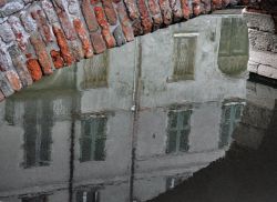 Riflessi sotto ad un ponte a Comacchio, Emilia-Romagna.