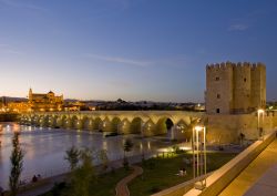 Il ponte romano di Cordova (Cordoba) con l'imponente torre Calahorra. Ci troviamo sulle rive del fiume Guadalquivir, in Andalusia (Andalucia), Spagna - © PHB.cz (Richard Semik)
/ Shutterstock.com ...